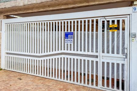 Casa à venda com 350m², 3 quartos e 2 vagas Casa à venda com 350m², 3 quartos e 2 vagasFachada + Plaquinha