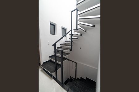 Casa à venda com 125m², 3 quartos e 2 vagasEscada