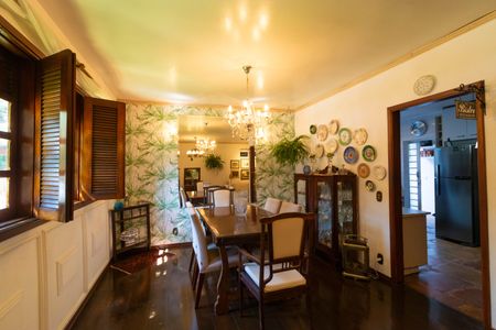 Casa à venda com 250m², 3 quartos e 3 vagas Casa à venda com 250m², 3 quartos e 3 vagasSala