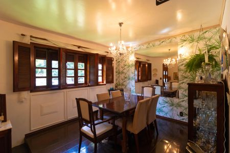 Casa à venda com 250m², 3 quartos e 3 vagas Casa à venda com 250m², 3 quartos e 3 vagasSala