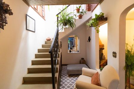 Casa à venda com 250m², 3 quartos e 3 vagas Casa à venda com 250m², 3 quartos e 3 vagasEscada