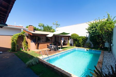 Casa à venda com 250m², 3 quartos e 3 vagas Casa à venda com 250m², 3 quartos e 3 vagasQuintal