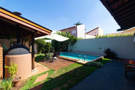 Casa à venda com 250m², 3 quartos e 3 vagas Casa à venda com 250m², 3 quartos e 3 vagasQuintal