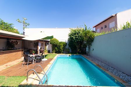 Casa à venda com 250m², 3 quartos e 3 vagas Casa à venda com 250m², 3 quartos e 3 vagasQuintal