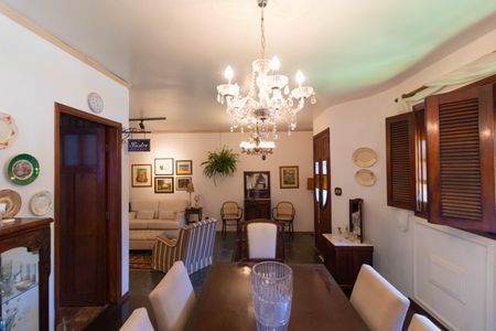 Casa à venda com 250m², 3 quartos e 3 vagas Casa à venda com 250m², 3 quartos e 3 vagasSala