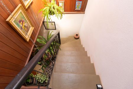 Casa à venda com 250m², 3 quartos e 3 vagas Casa à venda com 250m², 3 quartos e 3 vagasEscada