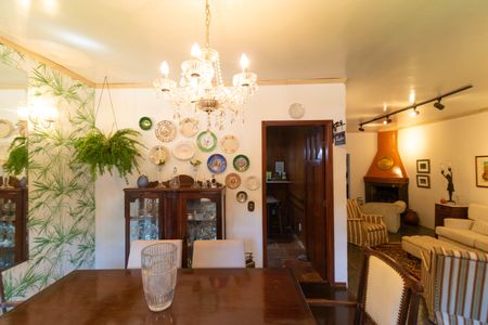 Casa à venda com 250m², 3 quartos e 3 vagas Casa à venda com 250m², 3 quartos e 3 vagasSala