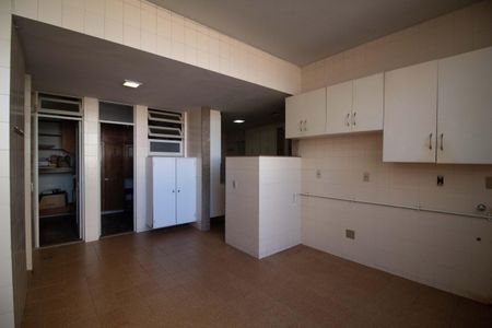 Apartamento à venda com 241m², 4 quartos e 1 vagaÁrea de serviço