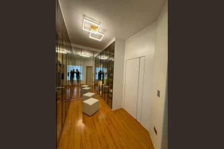 Casa à venda com 410m², 4 quartos e 3 vagas Casa à venda com 410m², 4 quartos e 3 vagasCloset