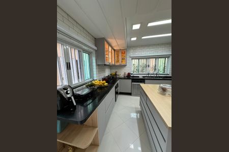 Casa à venda com 410m², 4 quartos e 3 vagas Casa à venda com 410m², 4 quartos e 3 vagasCozinha