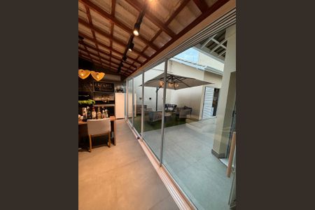 Casa à venda com 410m², 4 quartos e 3 vagas Casa à venda com 410m², 4 quartos e 3 vagasVaranda