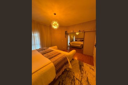 Casa à venda com 410m², 4 quartos e 3 vagas Casa à venda com 410m², 4 quartos e 3 vagasQuarto