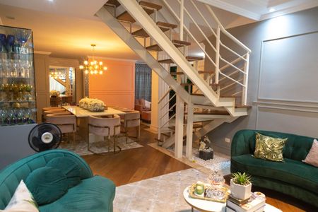 Casa à venda com 350m², 3 quartos e 3 vagas Casa à venda com 350m², 3 quartos e 3 vagasSala de Estar