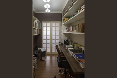 Casa à venda com 350m², 3 quartos e 3 vagas Casa à venda com 350m², 3 quartos e 3 vagasEscritório