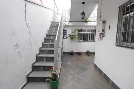 Casa à venda com 250m², 4 quartos e 2 vagasEscada