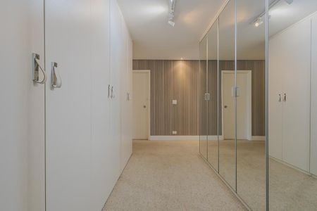 Apartamento à venda com 240m², 4 quartos e 2 vagasCloset da suíte 2