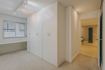 Apartamento à venda com 240m², 4 quartos e 2 vagasCloset da suíte 2