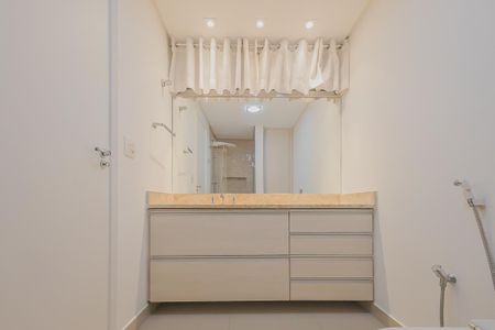 Apartamento à venda com 240m², 4 quartos e 2 vagasBanheiro