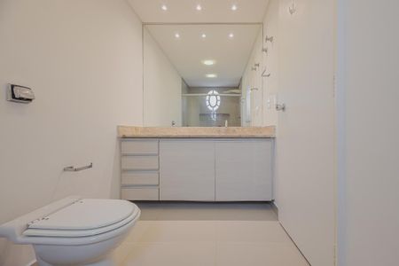 Apartamento à venda com 240m², 4 quartos e 2 vagasBanheiro da Suíte 1