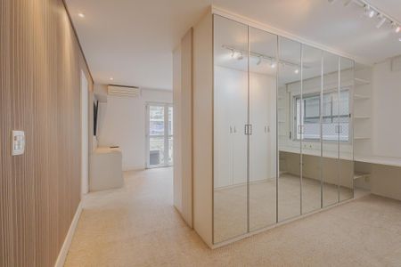 Apartamento à venda com 240m², 4 quartos e 2 vagasCloset da suíte 2