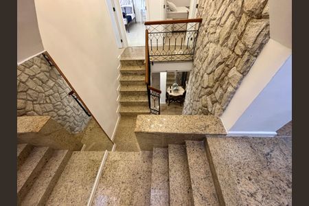 Casa à venda com 160m², 4 quartos e 1 vagaEscada