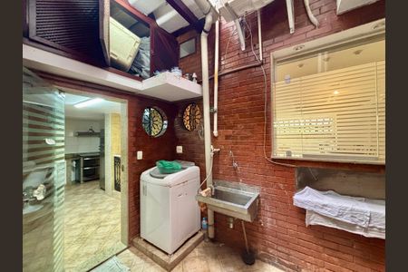 Casa à venda com 160m², 4 quartos e 1 vagaÁrea de serviço