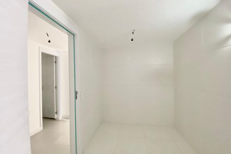 Apartamento à venda com 147m², 3 quartos e 2 vagas Apartamento à venda com 147m², 3 quartos e 2 vagasQuarto de Serviço