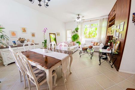 Casa à venda com 157m², 4 quartos e 2 vagas