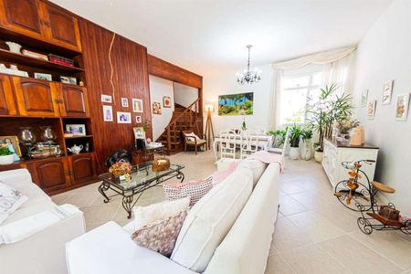 Casa à venda com 157m², 4 quartos e 2 vagas