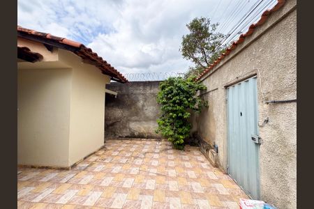 Casa à venda com 220m², 2 quartos e 4 vagas Casa à venda com 220m², 2 quartos e 4 vagasFachada