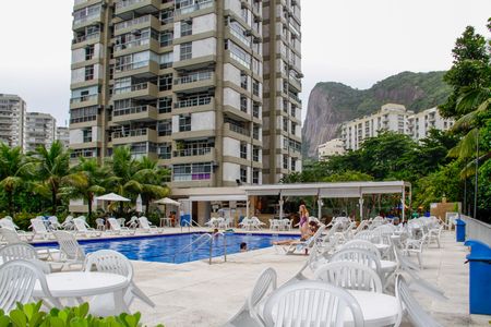 Apartamento à venda com 166m², 4 quartos e 1 vaga Apartamento à venda com 166m², 4 quartos e 1 vagaÁrea comum - Piscina