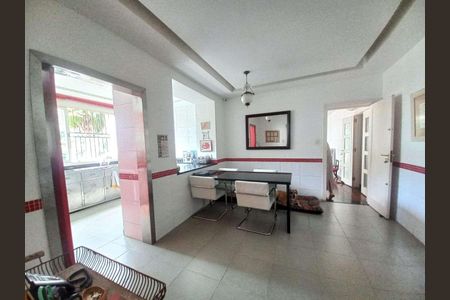 Casa à venda com 740m², 4 quartos e 2 vagas