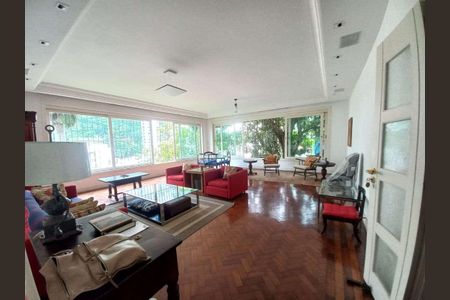 Casa à venda com 740m², 4 quartos e 2 vagas