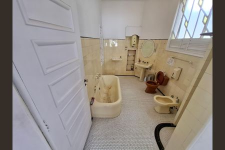 Casa à venda com 240m², 3 quartos e 2 vagasBanheiro da Suíte