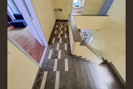 Casa à venda com 240m², 3 quartos e 2 vagasEscada