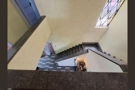 Casa à venda com 240m², 3 quartos e 2 vagasEscada