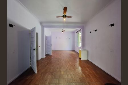 Casa à venda com 240m², 3 quartos e 2 vagasSuíte