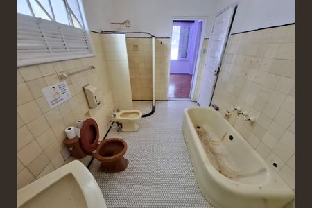 Casa à venda com 240m², 3 quartos e 2 vagasBanheiro da Suíte