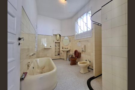 Casa à venda com 240m², 3 quartos e 2 vagasBanheiro da Suíte