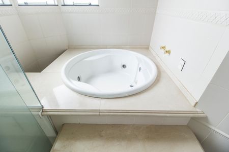 Casa de condomínio à venda com 560m², 4 quartos e 6 vagas Casa de condomínio à venda com 560m², 4 quartos e 6 vagasDetalhe do Banheiro da Suite