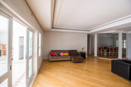 Casa de condomínio à venda com 560m², 4 quartos e 6 vagas Casa de condomínio à venda com 560m², 4 quartos e 6 vagasSala de TV