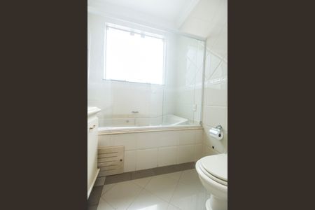 Casa de condomínio à venda com 560m², 4 quartos e 6 vagas Casa de condomínio à venda com 560m², 4 quartos e 6 vagasBanheiro da Suíte 2