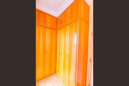 Casa de condomínio à venda com 560m², 4 quartos e 6 vagas Casa de condomínio à venda com 560m², 4 quartos e 6 vagasCloset da suíte 5