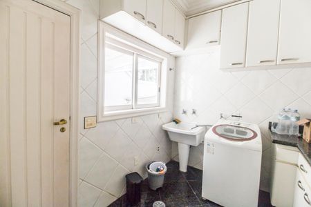 Casa de condomínio à venda com 560m², 4 quartos e 6 vagas Casa de condomínio à venda com 560m², 4 quartos e 6 vagasÁrea de Serviço