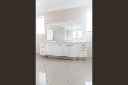 Casa de condomínio à venda com 560m², 4 quartos e 6 vagas Casa de condomínio à venda com 560m², 4 quartos e 6 vagasBanheiro da Suíte 1