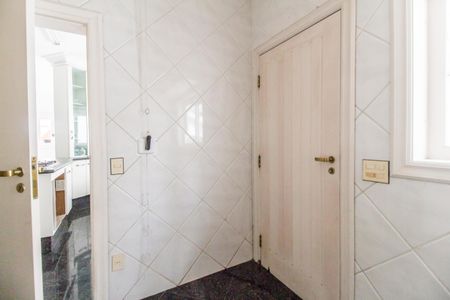 Casa de condomínio à venda com 560m², 4 quartos e 6 vagas Casa de condomínio à venda com 560m², 4 quartos e 6 vagasÁrea de Serviço