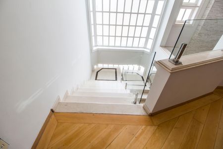 Casa de condomínio à venda com 560m², 4 quartos e 6 vagas Casa de condomínio à venda com 560m², 4 quartos e 6 vagasEscada