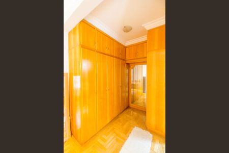 Casa de condomínio à venda com 560m², 4 quartos e 6 vagas Casa de condomínio à venda com 560m², 4 quartos e 6 vagasCloset da suíte 3