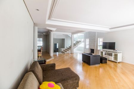 Casa de condomínio à venda com 560m², 4 quartos e 6 vagas Casa de condomínio à venda com 560m², 4 quartos e 6 vagasDetalhe Sala