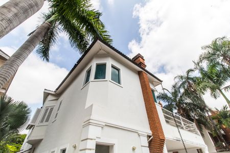 Casa de condomínio à venda com 560m², 4 quartos e 6 vagas Casa de condomínio à venda com 560m², 4 quartos e 6 vagasFachada